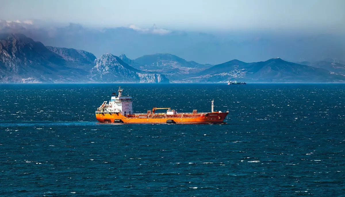 Două petroliere chinezești continuă ruta prin Marea Roșie. Atacurile asupra navelor cresc riscurile pentru piața petrolului