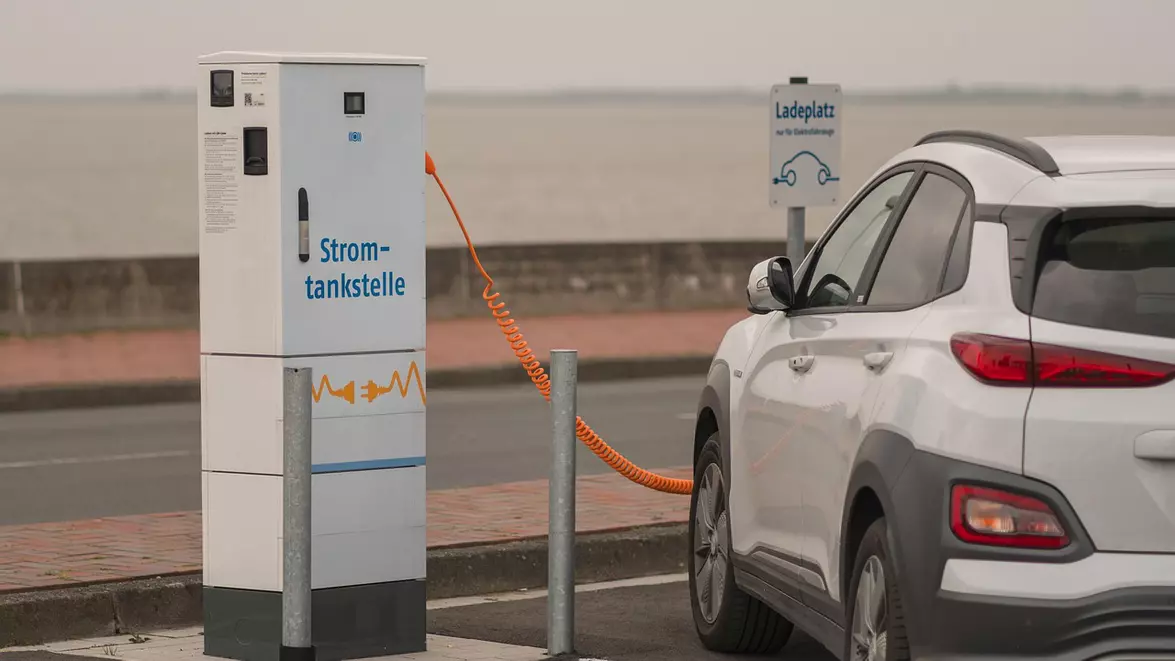 Vânzările de mașini electrice noi și second-hand au crescut cu 34% în Europa. Ritmul poate încetini dacă prețurile la combustibili scad