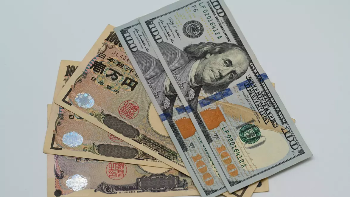 Yenul japonez pierde aproape jumătate din câștigul intervenției. Dolarul revine spre 160 de yeni