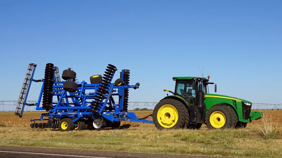 România are un tractor la 58 de hectare, în timp ce în Franța este unul la 26 de hectare. De ce agricultura modernă are absolută nevoie de mecanizare