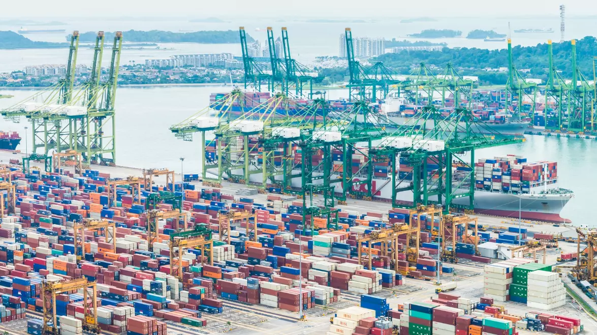 Exporturile Japoniei cresc puternic datorită boom-ului AI și yenului slab. Economia rămâne însă vulnerabilă la șocurile energetice