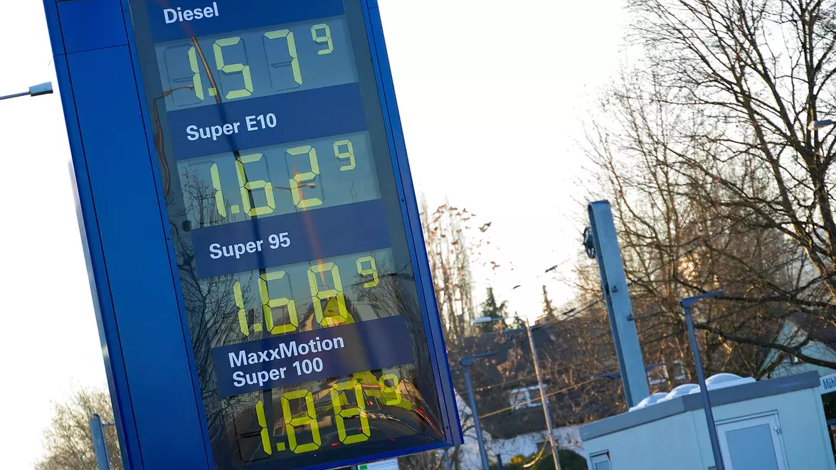 Europa taie taxele la carburanți și dă subvenții de miliarde. Germania reduce prețul cu 17 cenți pe litru