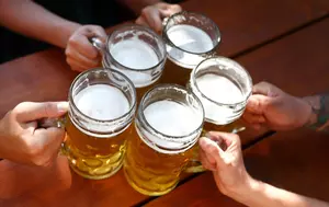 Index beer îți spune cât de bine ești plătit. Cât trebuie să muncească un român pentru o bere