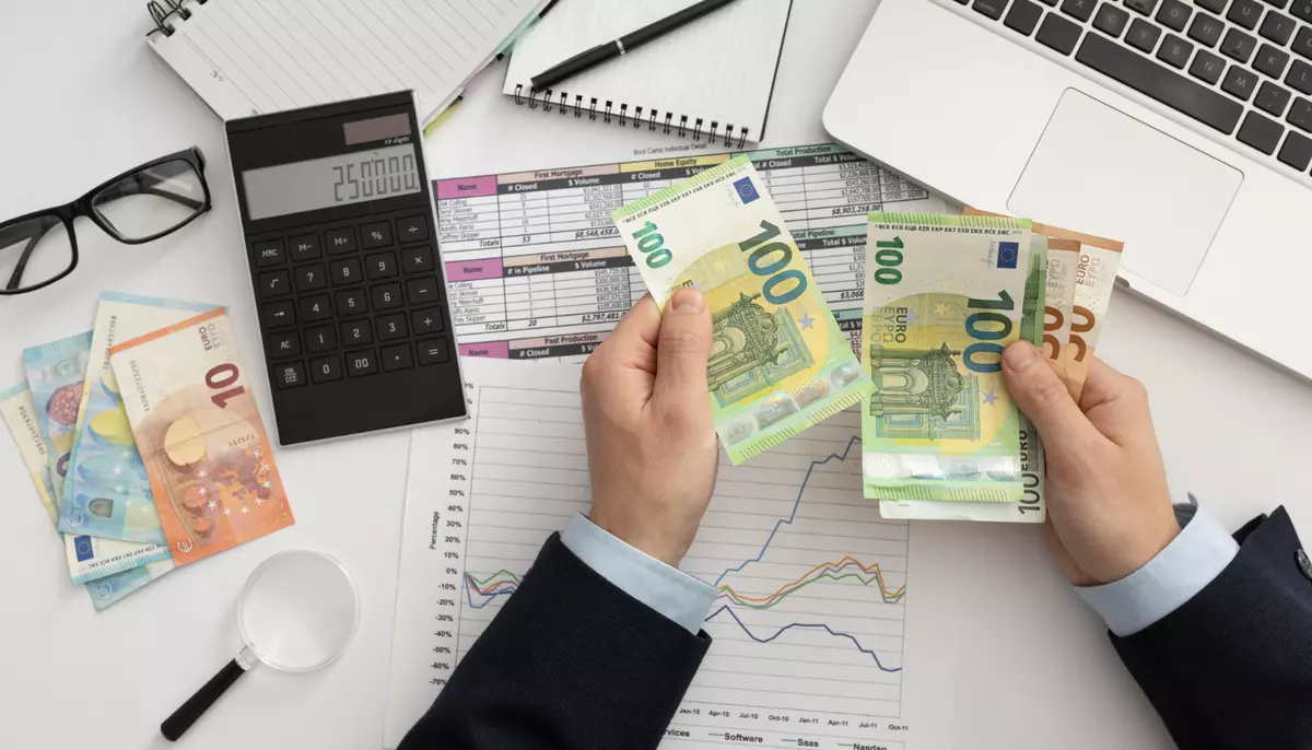 Cum se calculează salariul net în România. Dintr-un brut de 10.000 de lei rămân 5.850 de lei în cazul standard