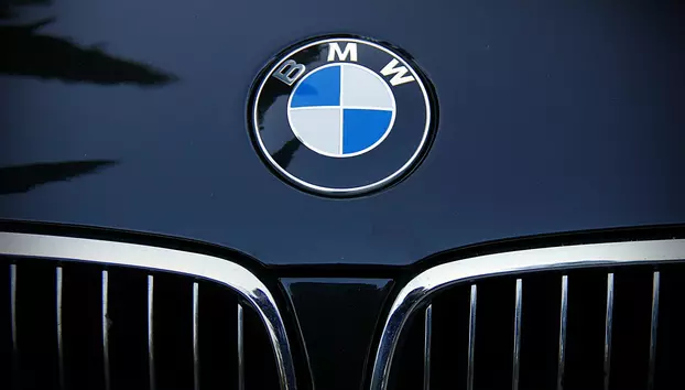 BMW își reduce prognoza de profit. Acțiunile scad cu 7% din cauza presiunilor din China și Orientul Mijlociu 