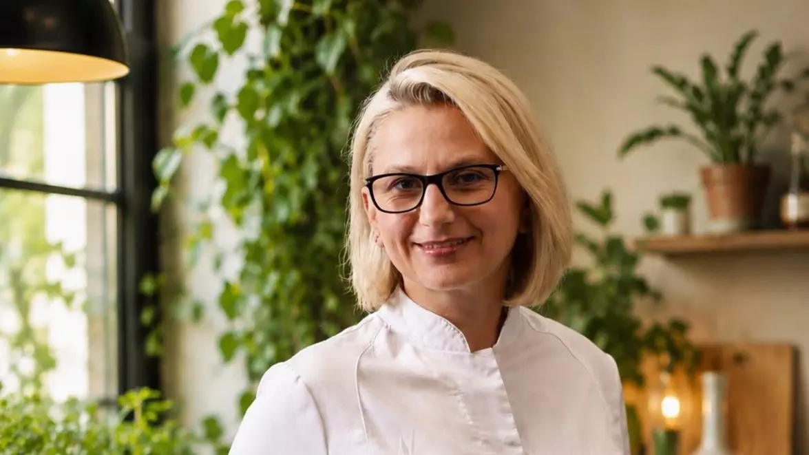 La 14 ani intra în radio, apoi a gătit pentru miliardari. Ioana Bogdan a construit Ritual dintr-un singur produs