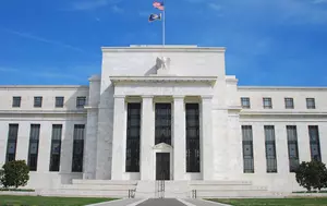 Fed menține dobânda în SUA la peste 3,50%. Inflația ridicată amână reducerea 