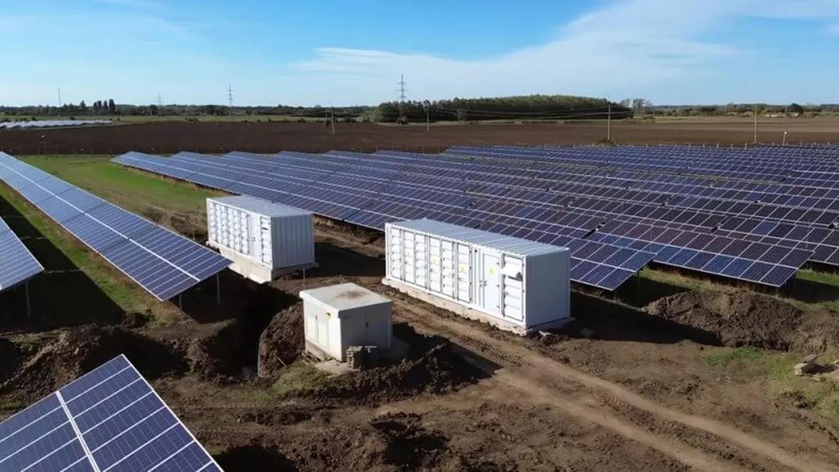Simtel Team finalizează un nou proiect de stocare a energiei în baterii. Sistemul are o putere instalată de 100 MW
