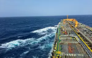 Petrolul încheie iulie cu un avans de aproape 20%. Fluxurile prin Hormuz temperează prețul