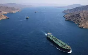 Petrolul se ieftinește după primele progrese diplomatice dintre SUA și Iran. Oferta crește, iar riscul unei crize scade 