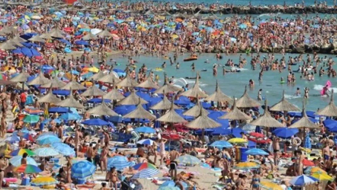 Peste 200.000 de turiști umplu litoralul românesc. Cu gradul de ocupare la 100%, industria spune că este un an dificil
