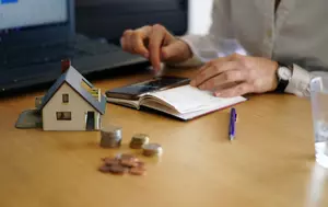 Cât costă cu adevărat un credit ipotecar în România. Suma plătită băncii la final poate fi de două ori mai mare decât prețul locuinței