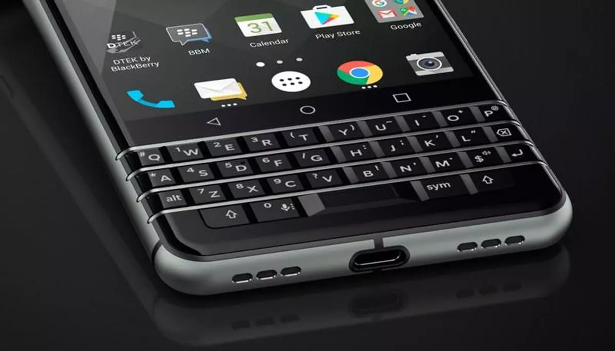 Telefoanele cu tastatură devin din nou populare. Nostalgia BlackBerry creează un nou trend tech