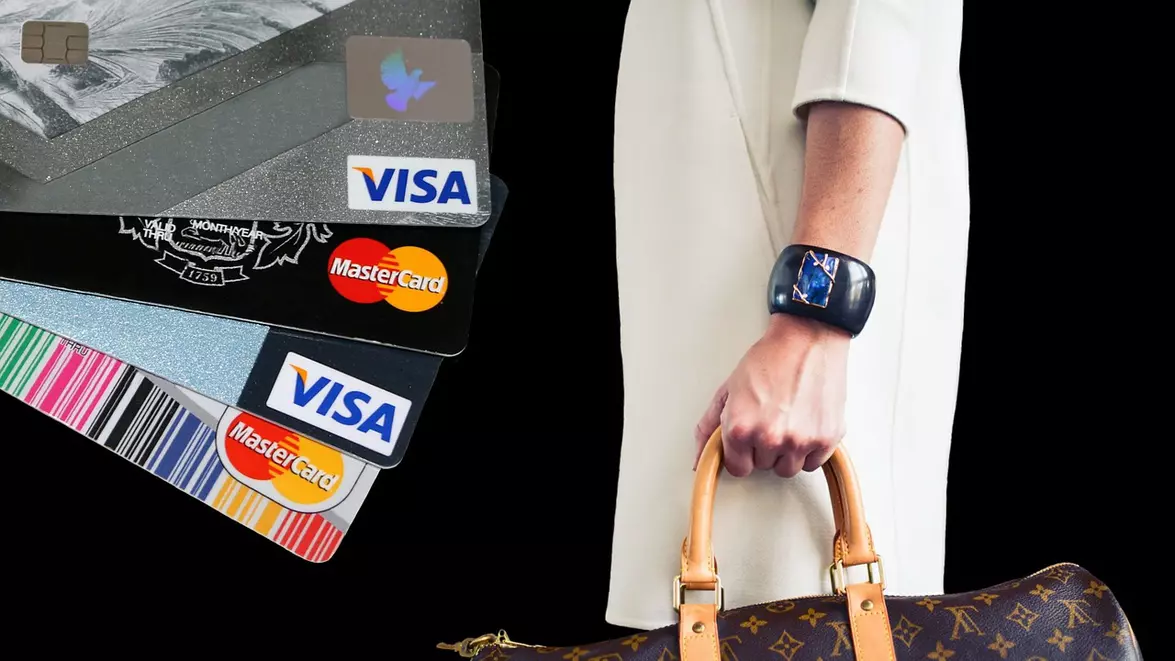 Cardurile active au ajuns la 28,6 milioane. România plătește tot mai mult digital