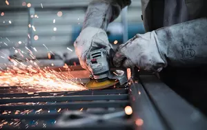 Industria auto europeană virează spre apărare. 7.000 de camioane comandate arată noua miză