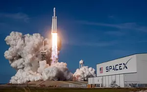 SpaceX ajunge la 2,1 trilioane dolari, dar pierde bani. Investitorii plătesc azi pentru o economie orbitală încă neconstruită