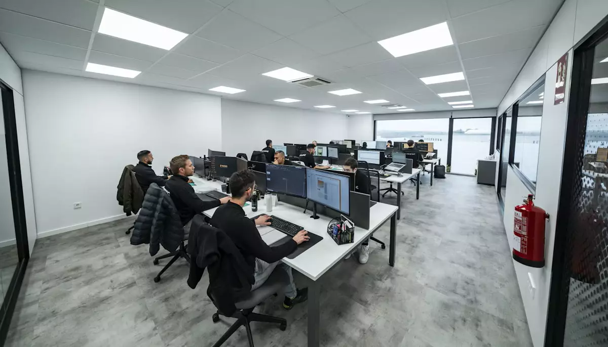 AI începe să taie organigramele. HSBC, Amazon și Barclays reduc zeci de mii de posturi