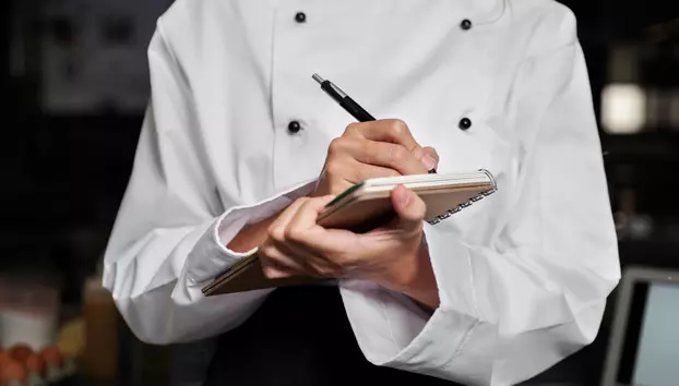 Românii își schimbă obiceiurile de consum. Valentin Șoneriu, președintele FPIOR: „Cifrele indică o scădere a vizitelor la restaurant și mai ales a consumației”