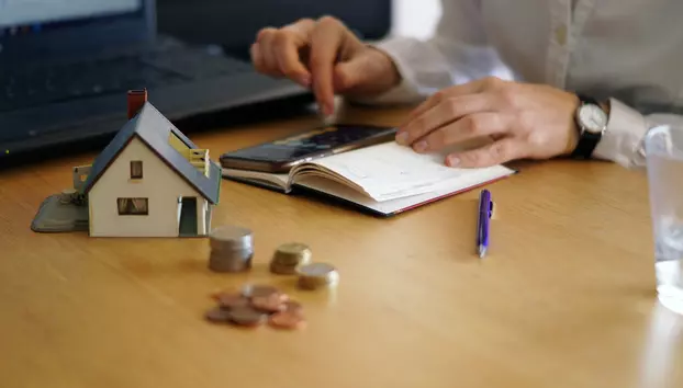 Cât costă cu adevărat un credit ipotecar în România. Suma plătită băncii la final poate fi de două ori mai mare decât prețul locuinței