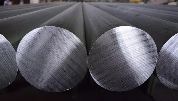 Furtună perfectă pe piața aluminiului. Prețul a depășit 3.700 de dolari pe tonă, iar efectele crizei sunt vizibile și pe piața locală