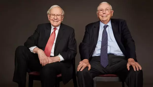 Charlie Munger avea un sfat pentru investitorii mici: nu încercați să fiți Buffett. 400 de dolari lunar pot ajunge la 813.000