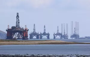 Prețul petrolului scade cu 1%. Țițeiul Brent a coborât la 93,85 de dolari pe baril