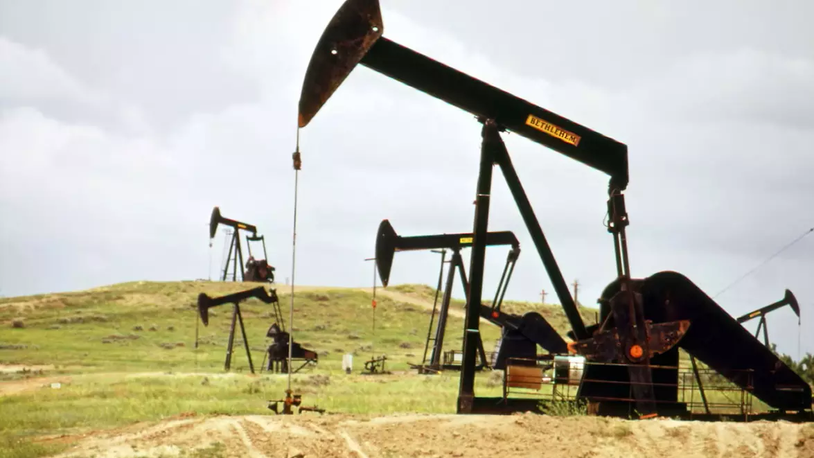 Petrolul încheie săptămâna peste 100 de dolari. Motorina din SUA atinge un record de peste 6 dolari pe galon