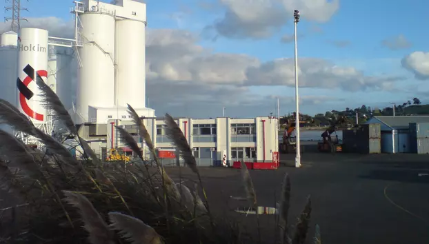 Holcim poate prelua Xella, dar cu o condiție. Fabrica de BCA din Adjud trebuie vândută