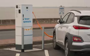Vânzările de mașini electrice noi și second-hand au crescut cu 34% în Europa. Ritmul poate încetini dacă prețurile la combustibili scad