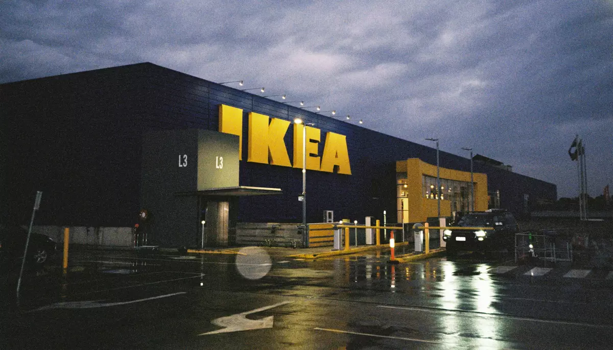 Povestea IKEA a început cu vânzarea de pixuri și ceasuri. Afacerea suedeză a schimbat modul în care oamenii cumpără mobilă