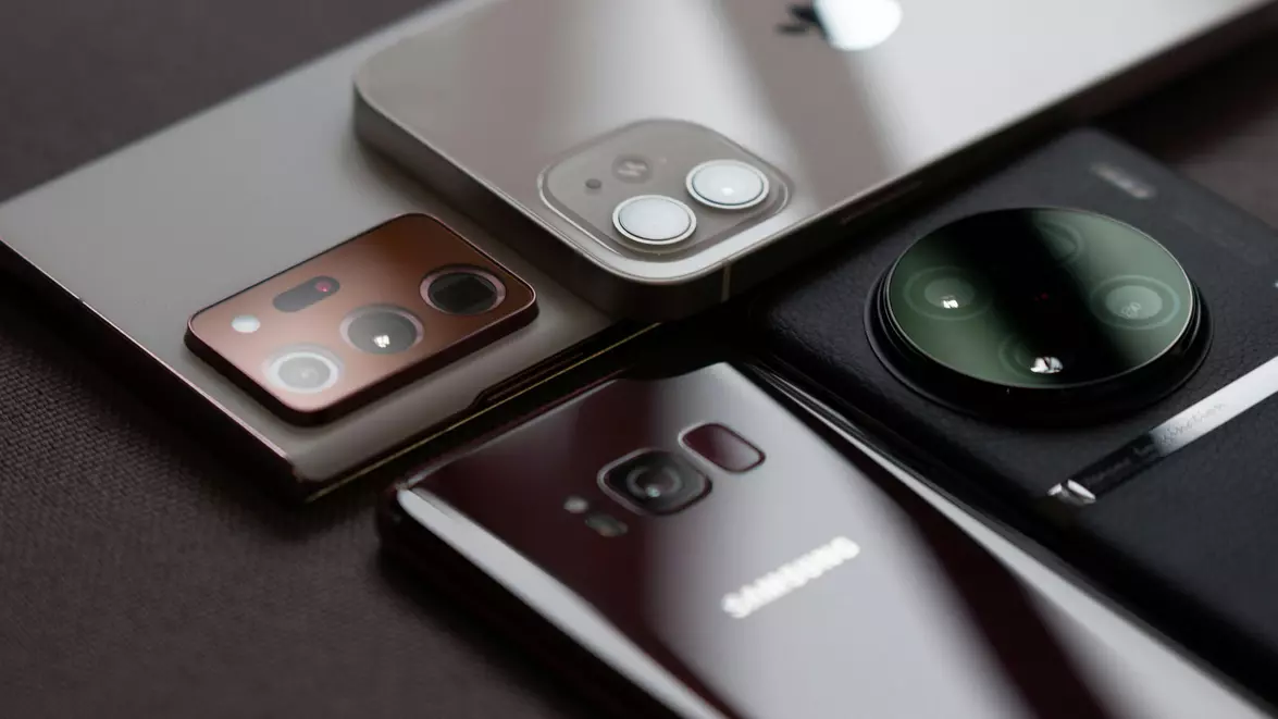 Livrările globale de smartphone-uri au coborât la minimul ultimilor 13 ani. Criza cipurilor de memorie influențează prețurile