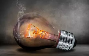 Norocul chior al impozitelor din energie: veniturile bugetare din taxele de mediu cresc cu peste 20%. Dar, energia mai scumpă erodează competitivitatea industriei