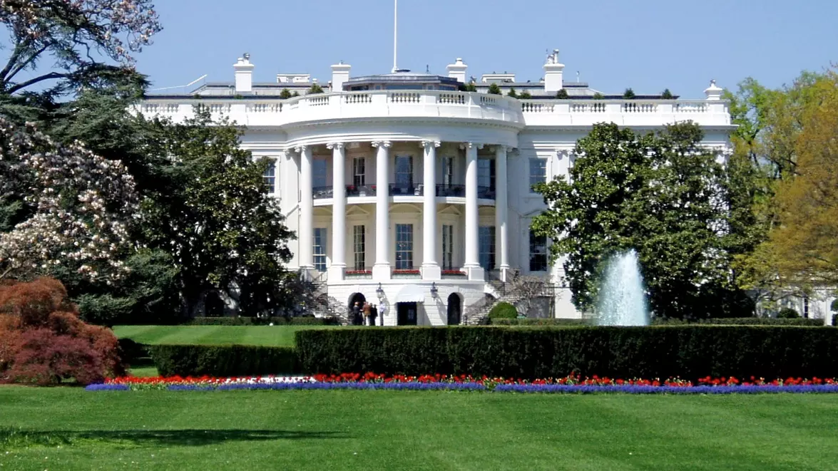 Termenul stabilit de administrația Trump pentru noile reguli privind inteligența artificială expiră astăzi. Disputa privind reglementarea se intensifică