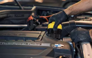 BMW investește în reciclarea vehiculelor. Grupul automatizează procesele de dezmembrare