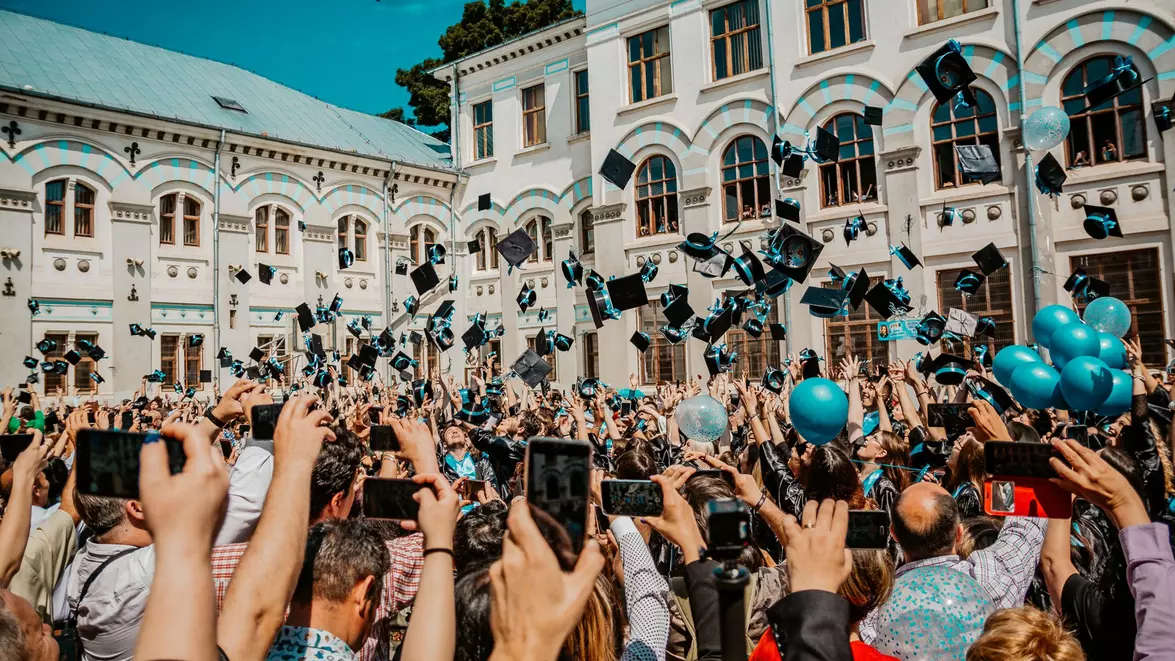 Expansiunea învățământului superior și valoarea diplomei pe piața muncii. Cum sunt distribuite costurile