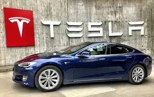 Acțiunile Tesla au scăzut la cel mai redus nivel din ultimele 11 luni. Profitul sub estimări și cheltuielile pentru AI au accentuat declinul