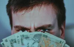 Salariul real scade de 14 luni la rând. Românii câștigă mai mult pe hârtie, dar cumpără mai puțin