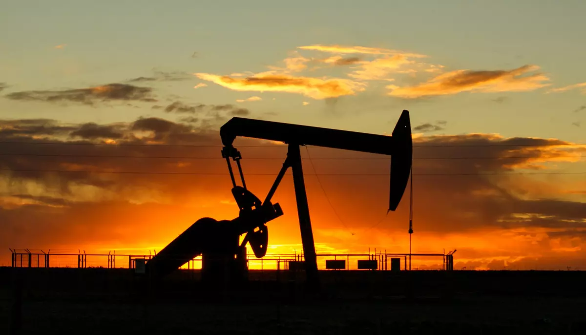 Petrolul rămâne peste 116 dolari pe baril. Diplomația reduce tensiunea, dar atacurile din Arabia Saudită țin piața în alertă