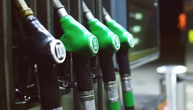 Motorina trece de 10 lei pe litru în majoritatea marilor benzinării din București. Carburanții s-au scumpit cu până la 25 de bani