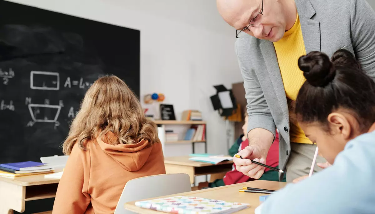 Inteligența Artificială vine în sprijinul a peste 10.000 de profesori români. Ascendia lansează cu ajutorul Google un asistent pedagogic