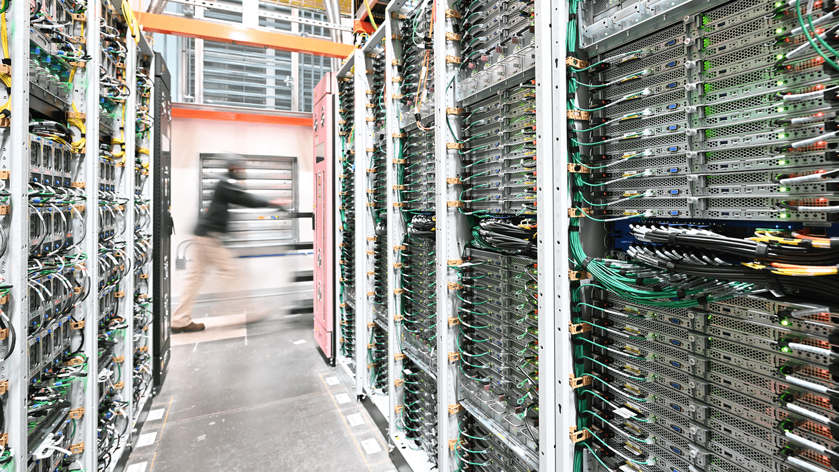Emisiile CO2 ale Google și Amazon cresc puțin sub 20%. AI-ul începe să strice bilanțul verde al Big Tech