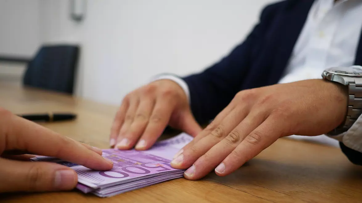 Intesa Sanpaolo Bank ajută IMM-urile să își refinanțeze creditele. Garanția poate ajunge până la 4 milioane de lei