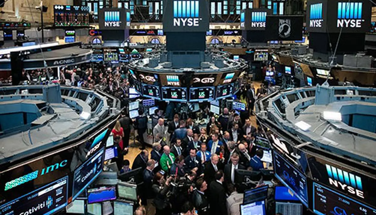 Bursele americane cresc după anunțul Fed și scăderea prețului petrolului. Indicele S&P 500 a urcat cu 1%