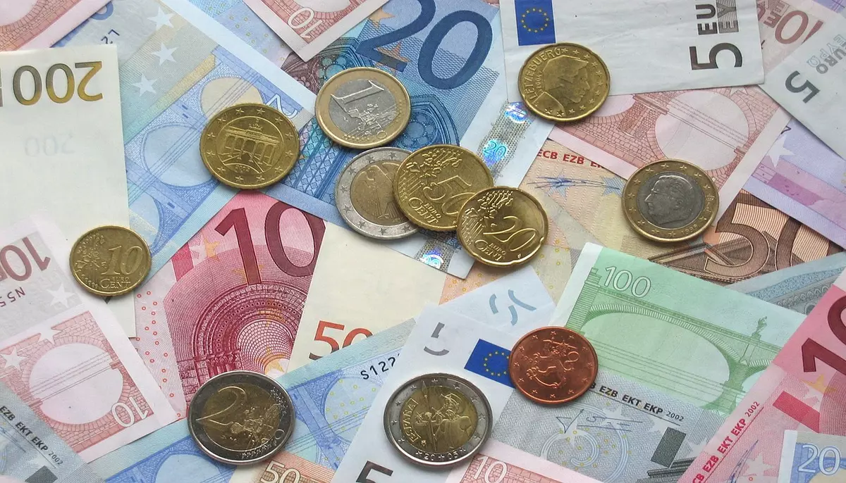 Mii de miliarde de euro stau neinvestite în băncile europene. Cât pierd oamenii din economiile păstrate în bancă