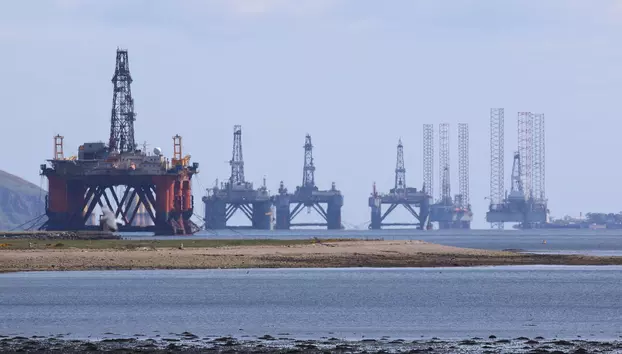 Prețul petrolului crește după loviturile SUA în Iran. Țițeiul Brent urcă spre 100 de dolari pe baril