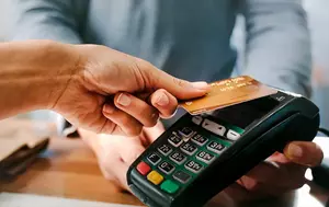 Când banca și brandul preferat intră pe același card. 13 familii de carduri co-branded care oferă clienților avantaje dedicate