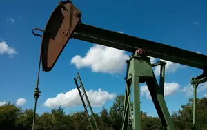 Petrolul scade sub 80 de dolari pe baril. Reluarea traficului prin Ormuz relaxează piața energiei