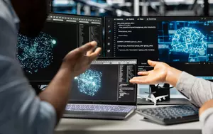 Inteligența artificială ar putea afecta 6%-7% dintre angajații americani. Specialiștii estimează că șocul va fi temporar