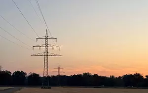 Românii consumă cu 11,9% mai puțin curent, dar România exportă mai mult. Economisim energie sau economia începe să frâneze?