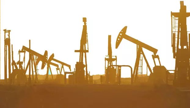 Petrolul Brent trece de 100 de dolari și urcă 14,6% într-o săptămână. Atacurile din Marea Roșie amenință rutele energetice